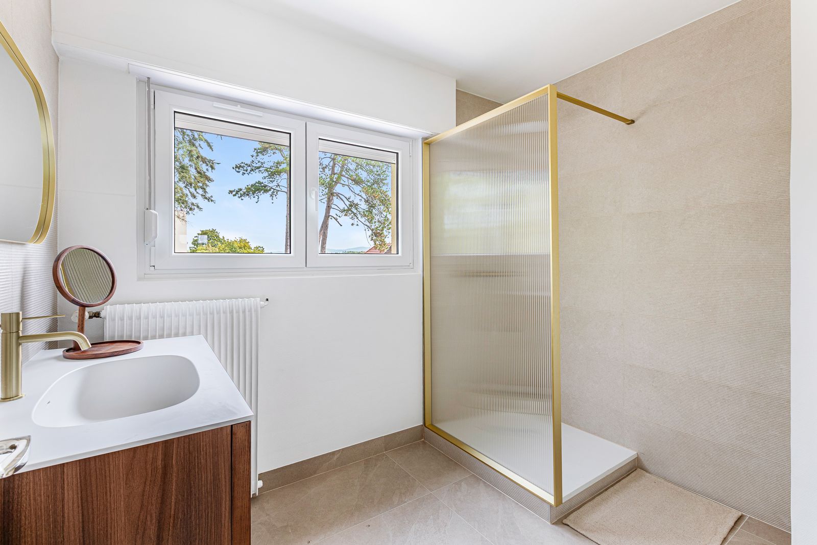 Douche à l’italienne et miroir ovale doré