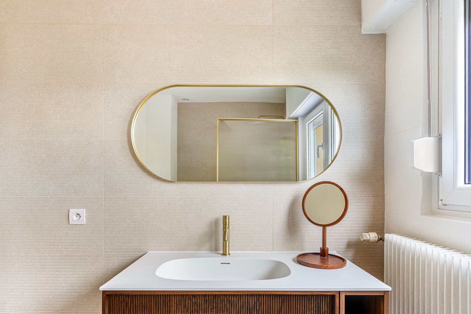 Douche à l’italienne aux profilés dorés et miroir ovale