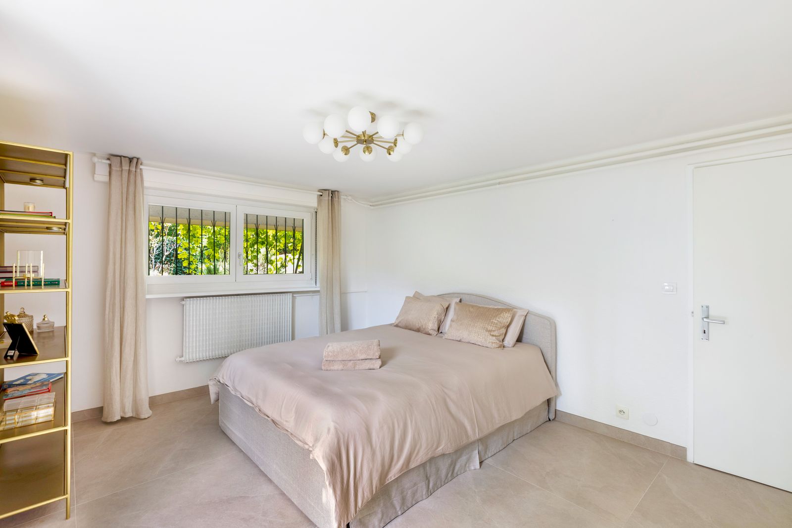 Le lit de la chambre côté jardin