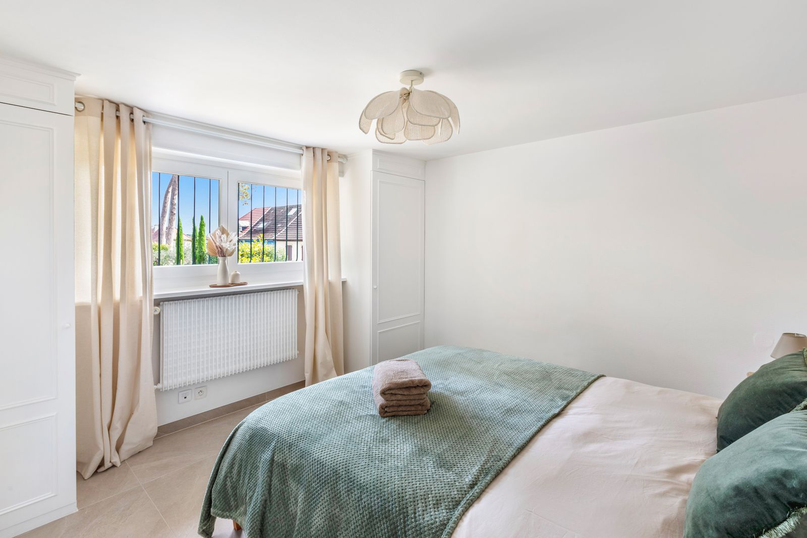 La chambre verte et sa fenêtre sur les toits