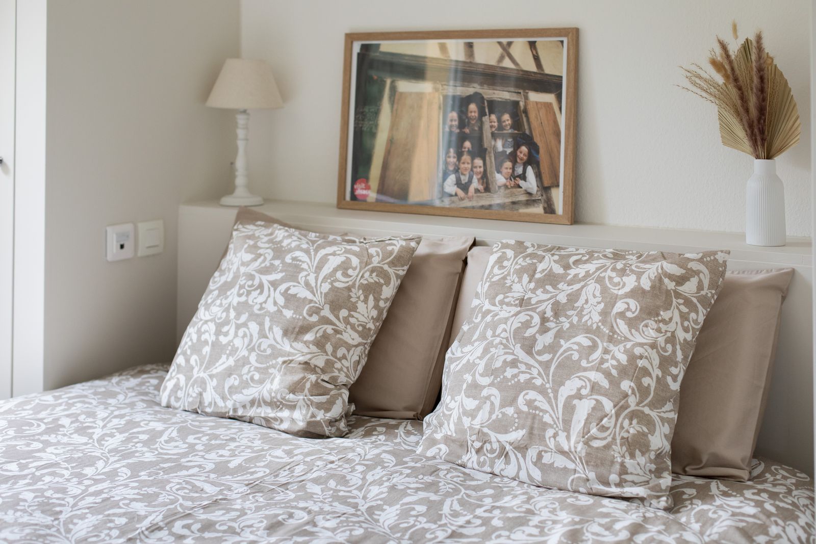 Coussins à motifs et cadre au mur