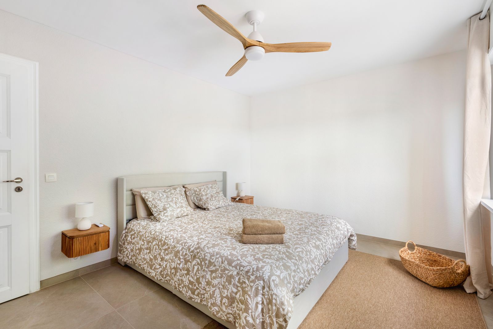 Chambre avec ventilateur de plafond et miroir doré