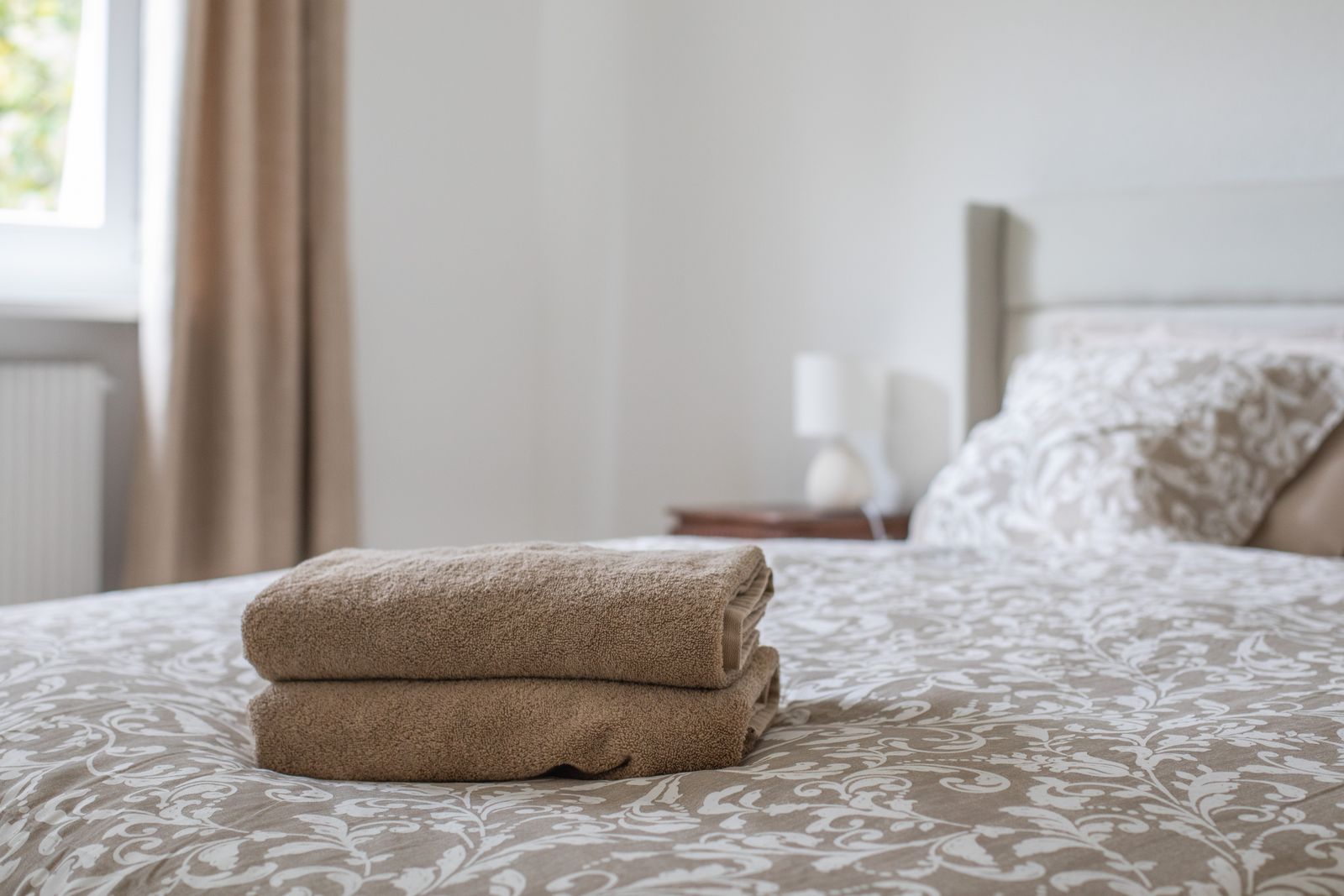 Serviettes pliées sur le lit