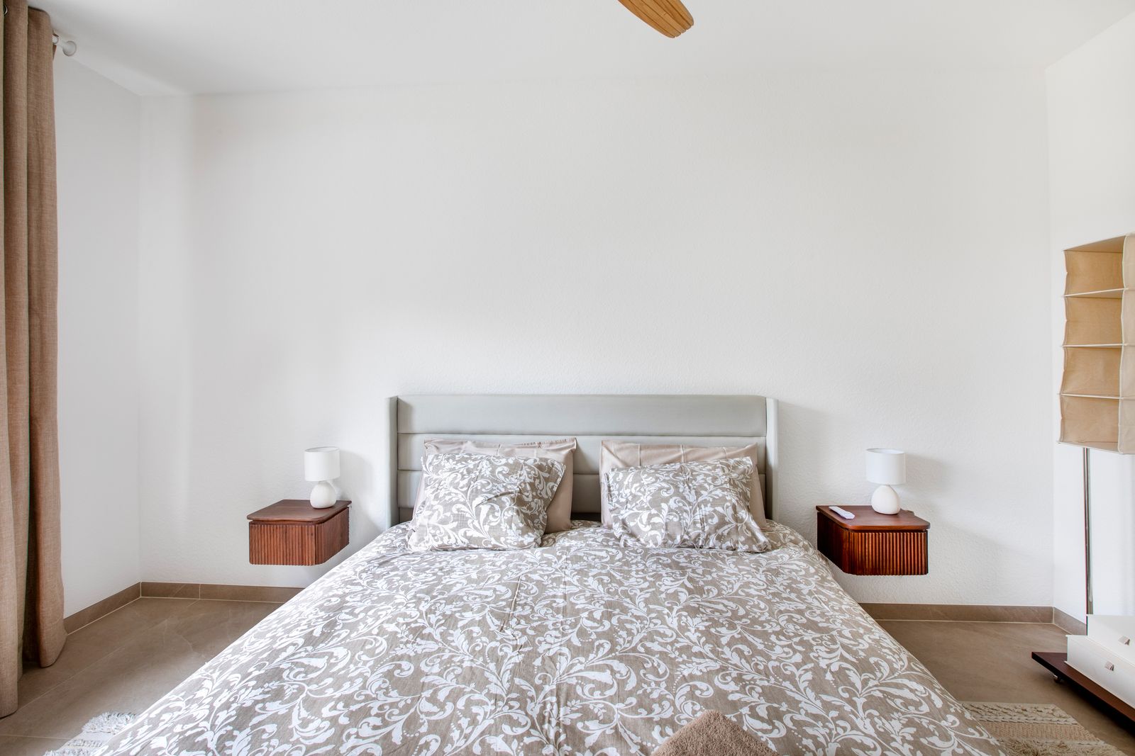 Le lit et ses tables de chevet suspendues