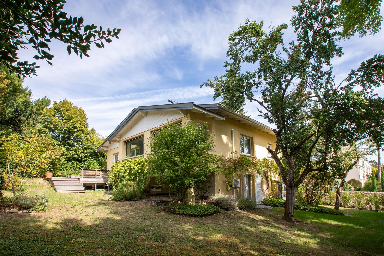 La maison au fond du jardin, entre les grands arbres
